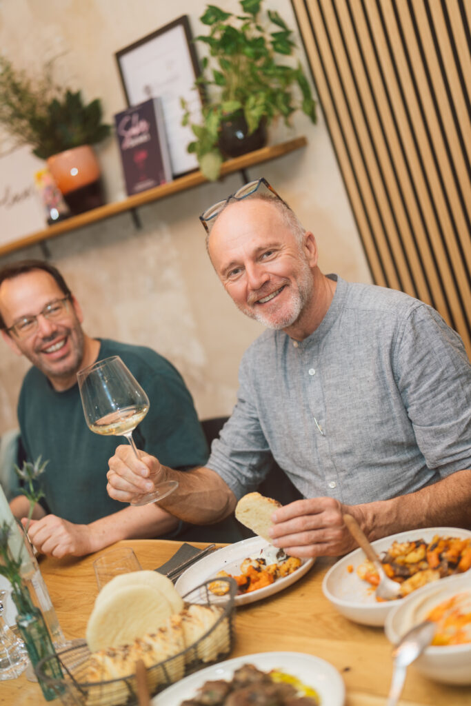 team-event in mietküche mit kochaktion und gemeinschaftstisch