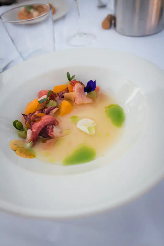 Fein angerichteter Fischteller mit Blüten beim Gourmetgipfel