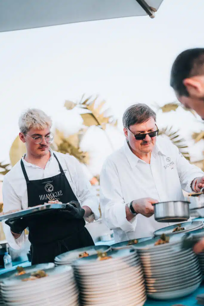Köche richten beim Kitchen & Soul Event Teller an