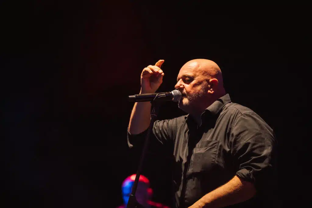 Sänger mit Mikrofon bei der Abendshow