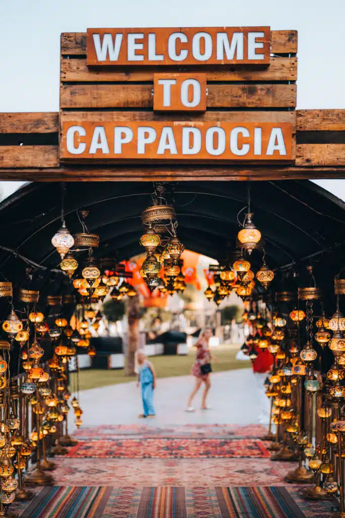 Torbogen mit dem Schild Welcome to Cappadocia und vielen Laternen