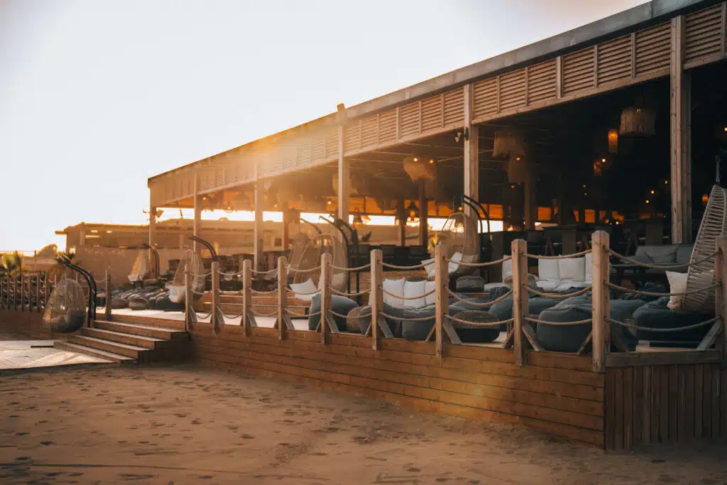 Strandlounge des Clubs im warmen Abendlicht