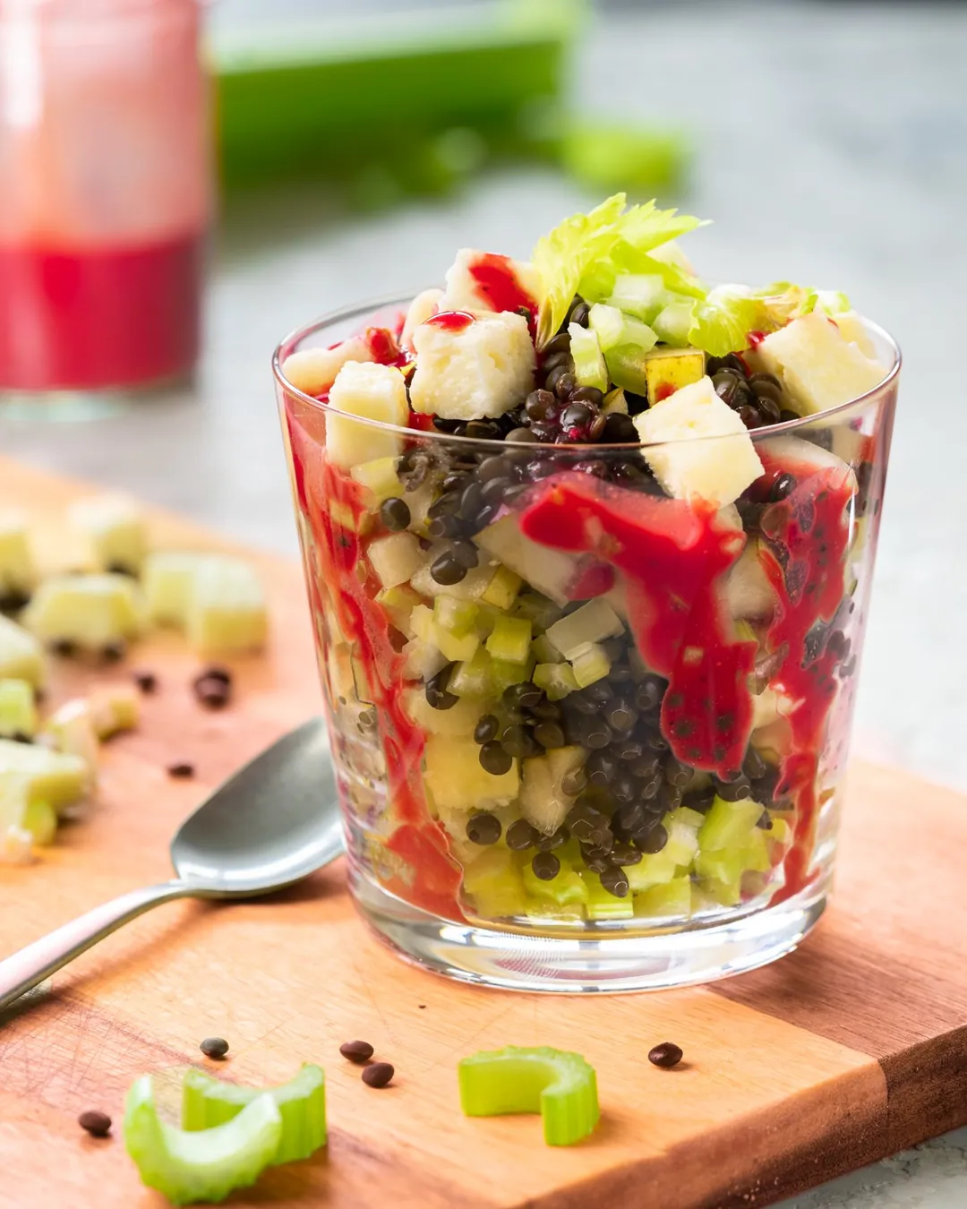Linsensalat mit Sellerie, Apfel und Käsewürfeln im Glas, mit roter Vinaigrette