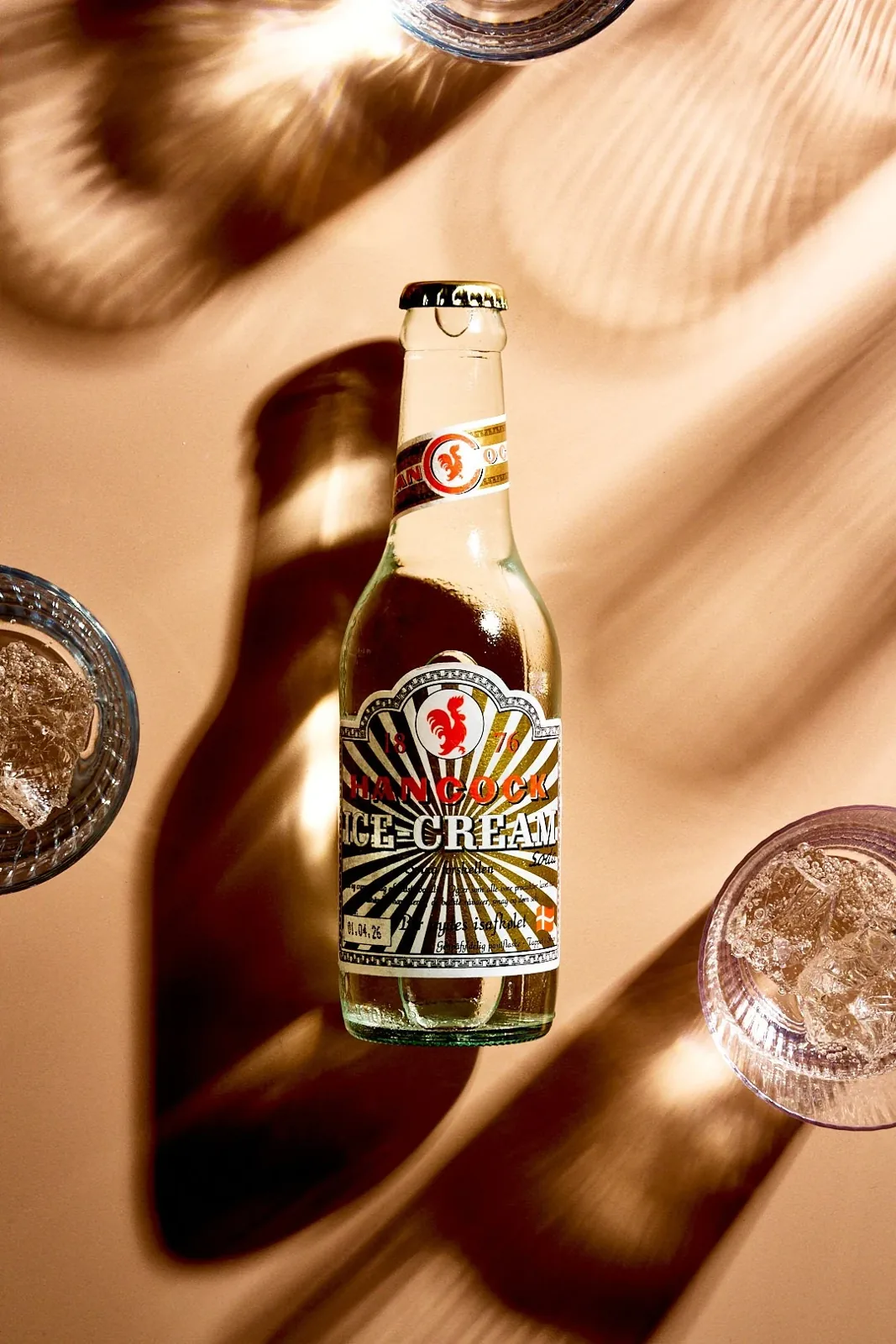 Bierflasche im warmen Licht mit Schatten