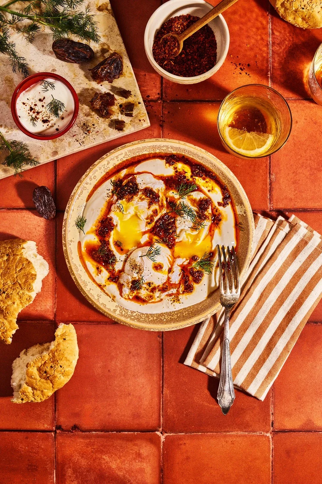 Çılbır, pochierte Eier auf Joghurt mit scharfer Dattelbutter