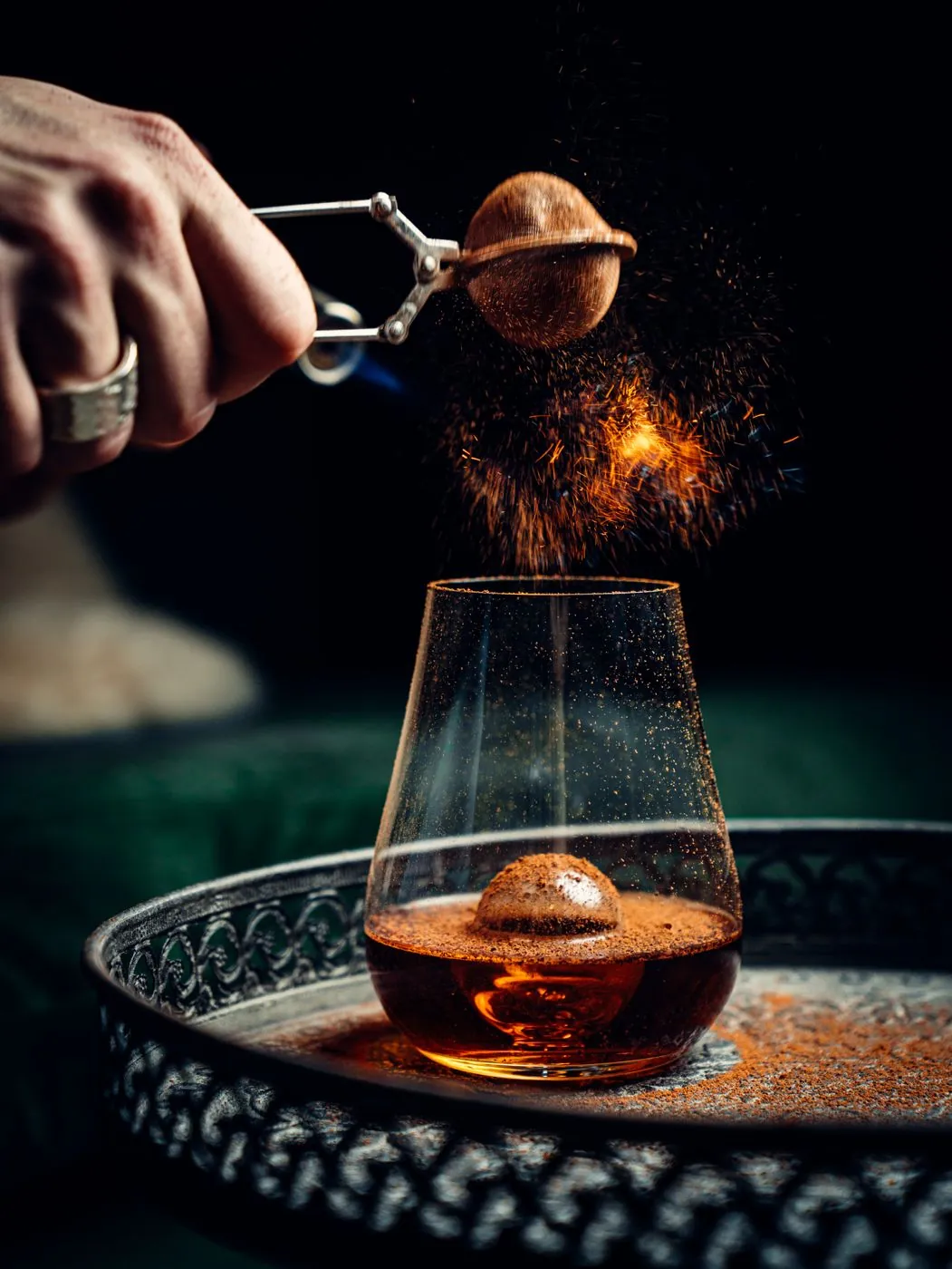 Drink wird mit Zimt-Feuer inszeniert