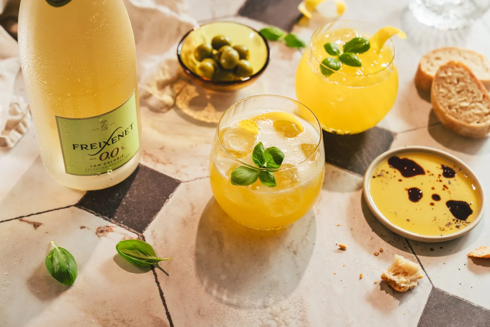 Freixenet 0,0 mit Drinks und Snacks im Sommerlicht