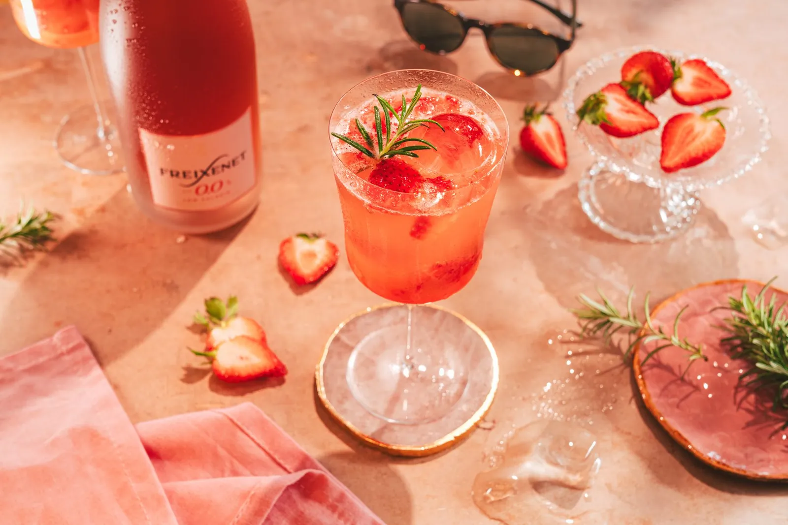 Rosé-Drink mit Erdbeeren