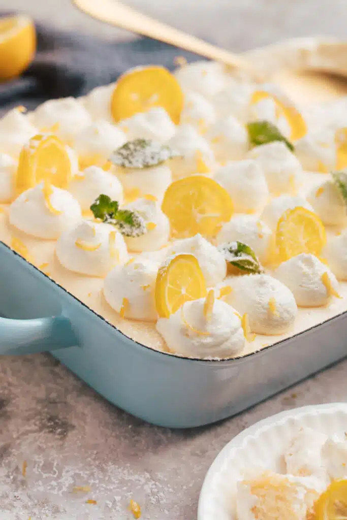 Dessert mit Sahne und Zitronenscheiben in einer Auflaufform