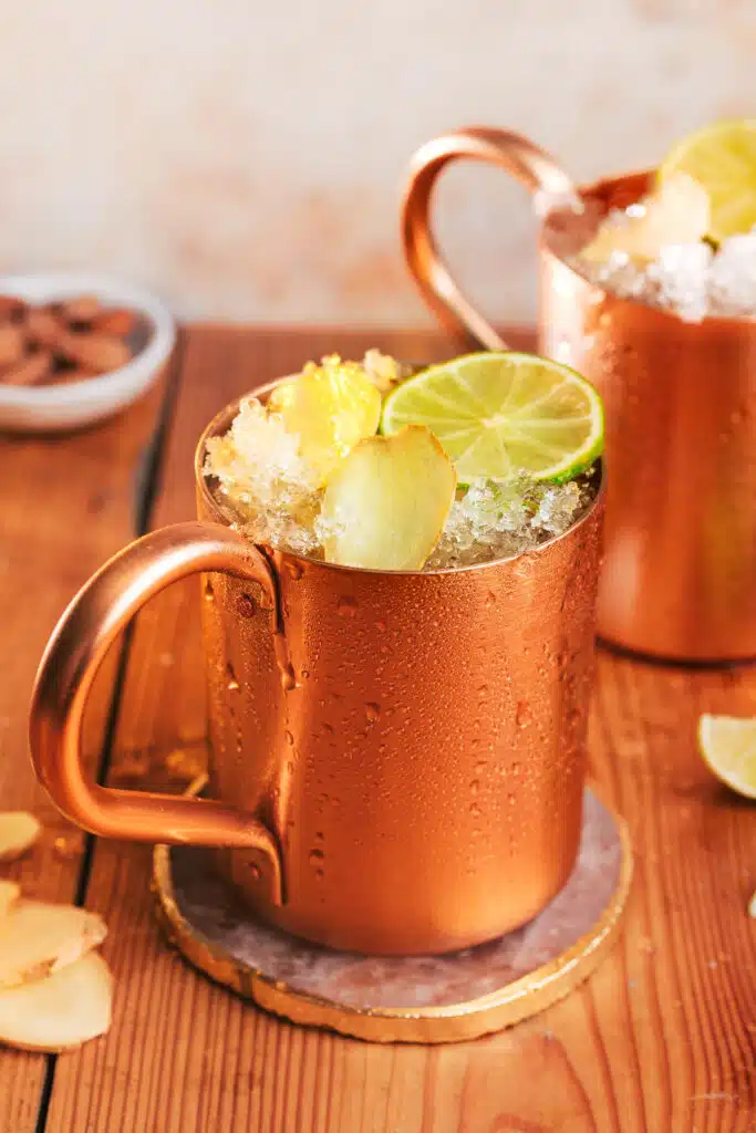 Drink im Kupferbecher mit Limette und Minze