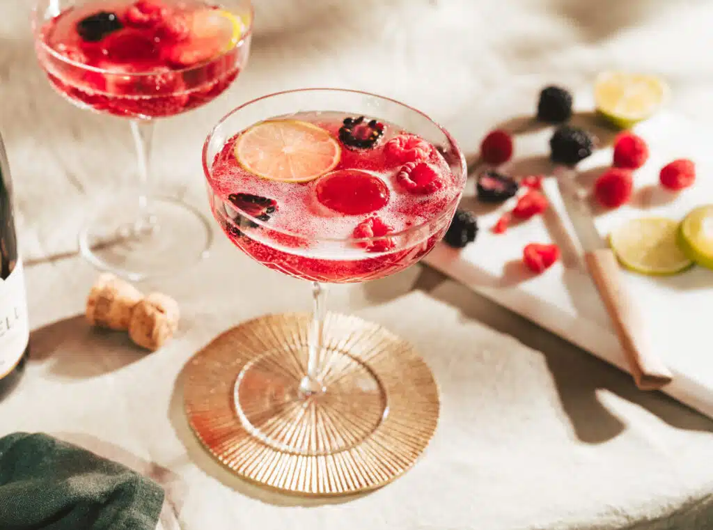 Sektschale mit Beeren und Minze