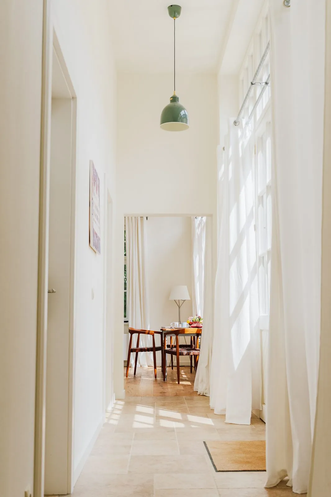 Heller Flur mit Blick ins Zimmer