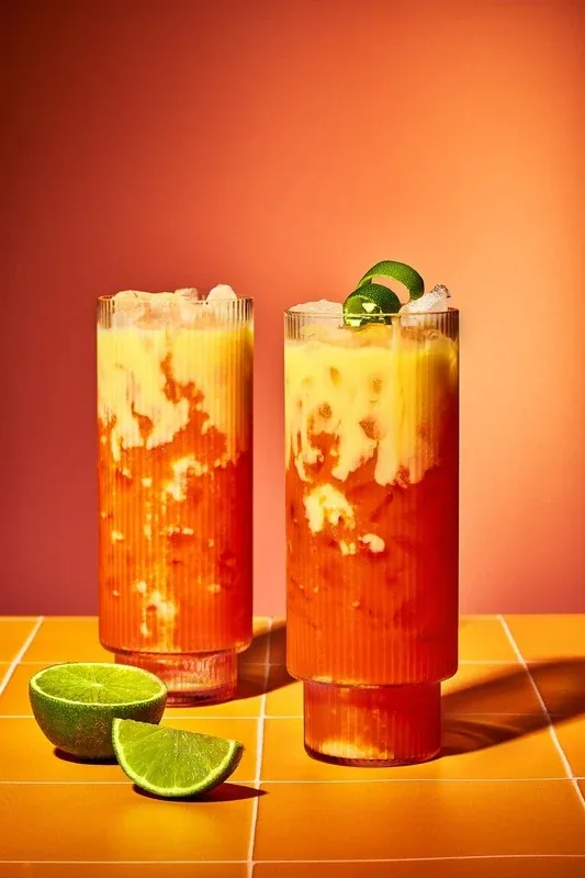 Zwei Drinks mit Limetten im Gegenlicht