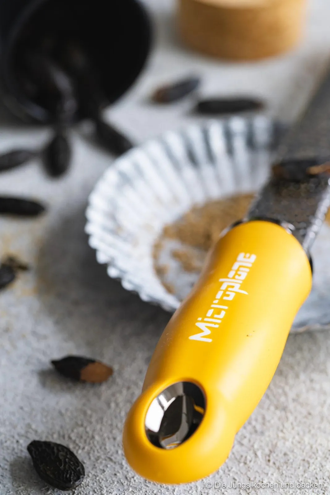 Gelbe Microplane Reibe mit Cookie-Tarte und Tonkabohnen