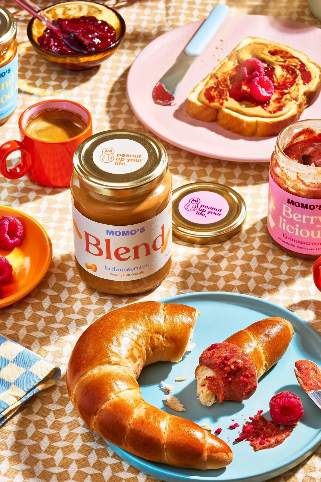 Frühstückstisch mit Momo’s Erdnussbutter