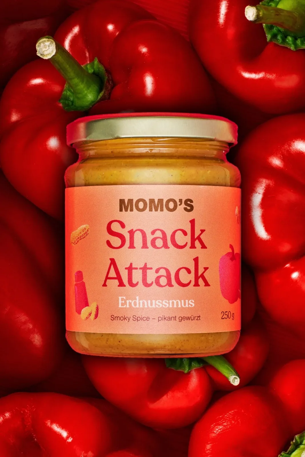 Momo’s Snack Attack zwischen roten Paprika