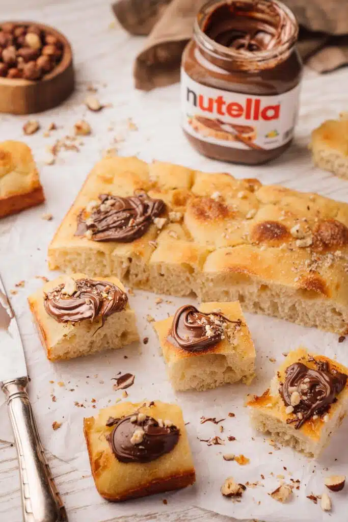 Süße Focaccia mit Nutella neben dem Glas