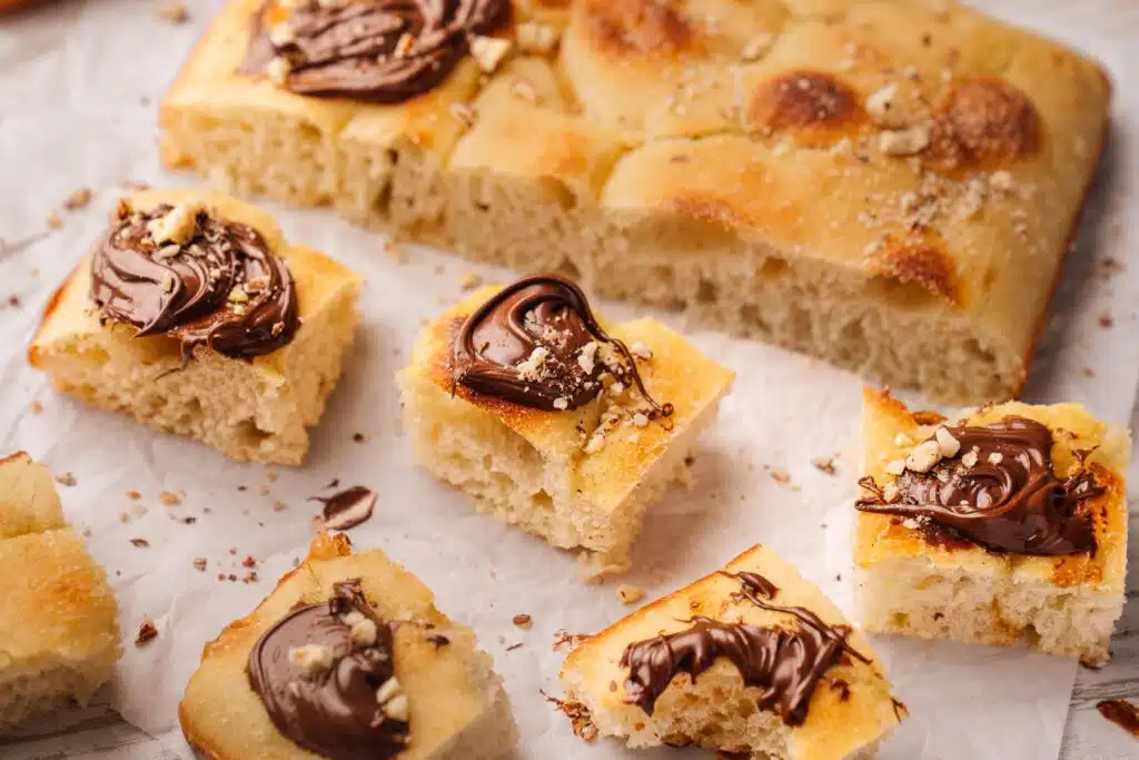 Süße Focaccia in Stücken mit Nutella