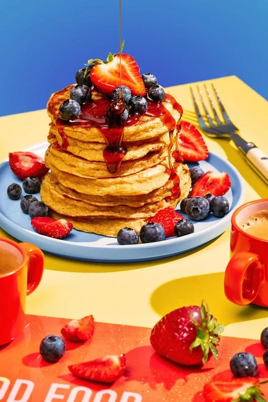 Pancakes mit Beeren und Sirup