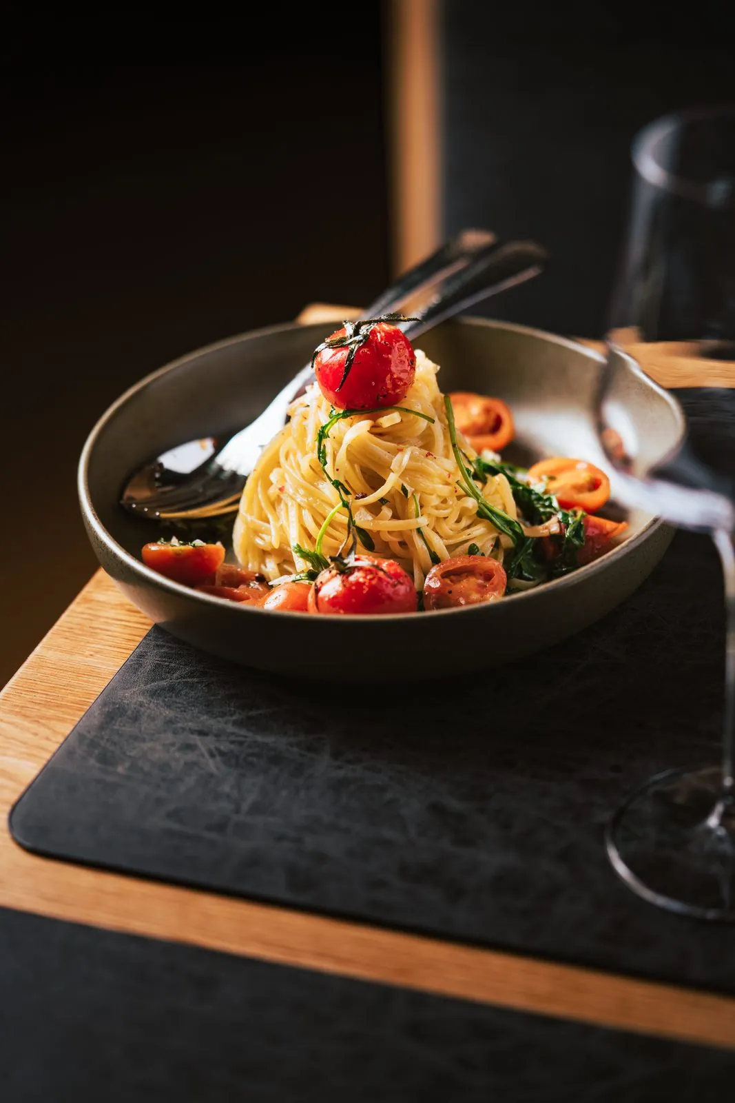 Pasta im Restaurant mit Wein