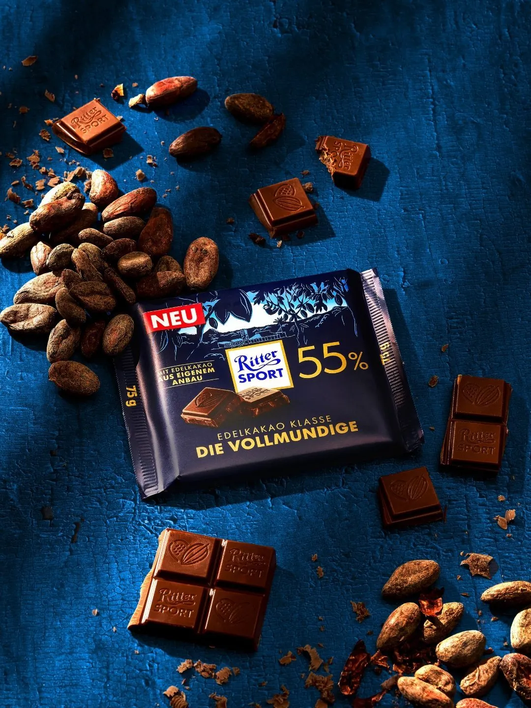 Ritter Sport Edelkakao-Klasse 55 Prozent auf blauem Grund mit Kakaobohnen