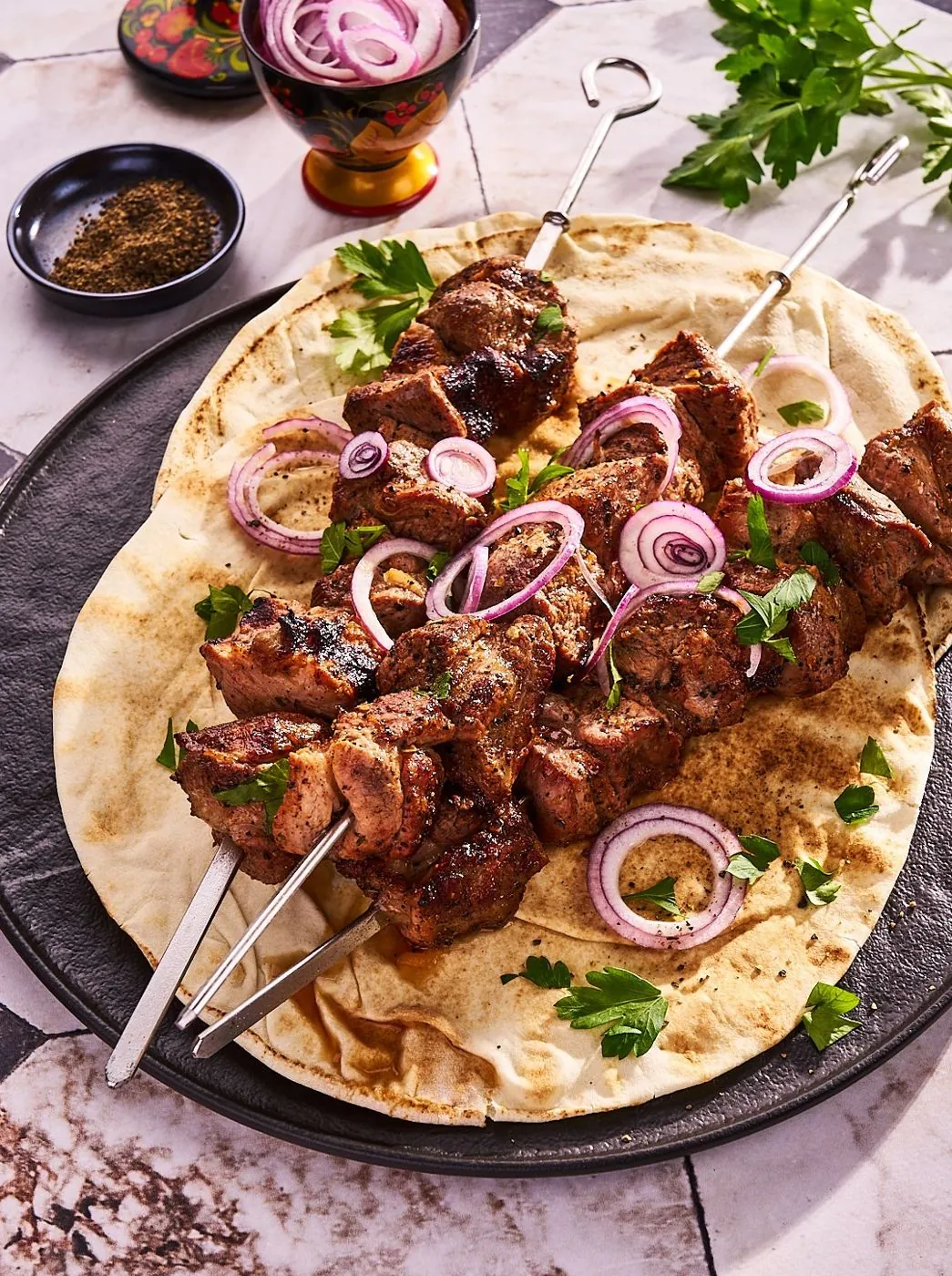 Schaschlik auf Fladenbrot