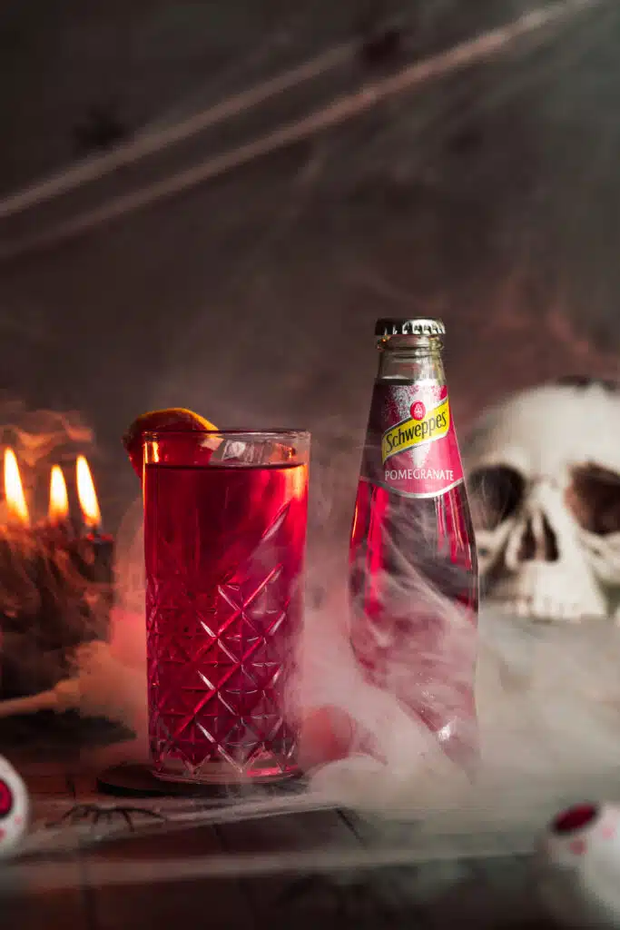 Roter Drink mit Totenkopf-Deko zu Halloween