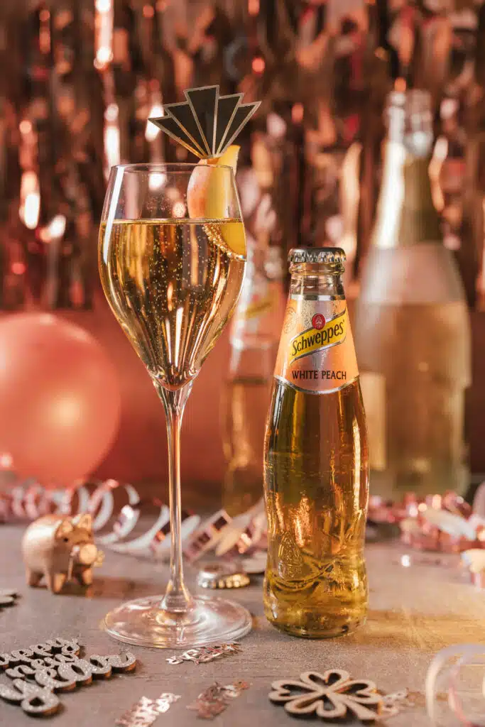 Heller Spritz mit Pfirsich zu Silvester