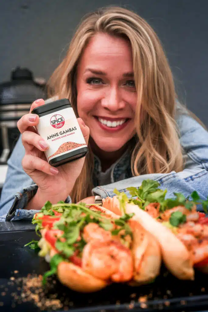 Brandface mit Gewürzdose und einem Gambas-Sandwich