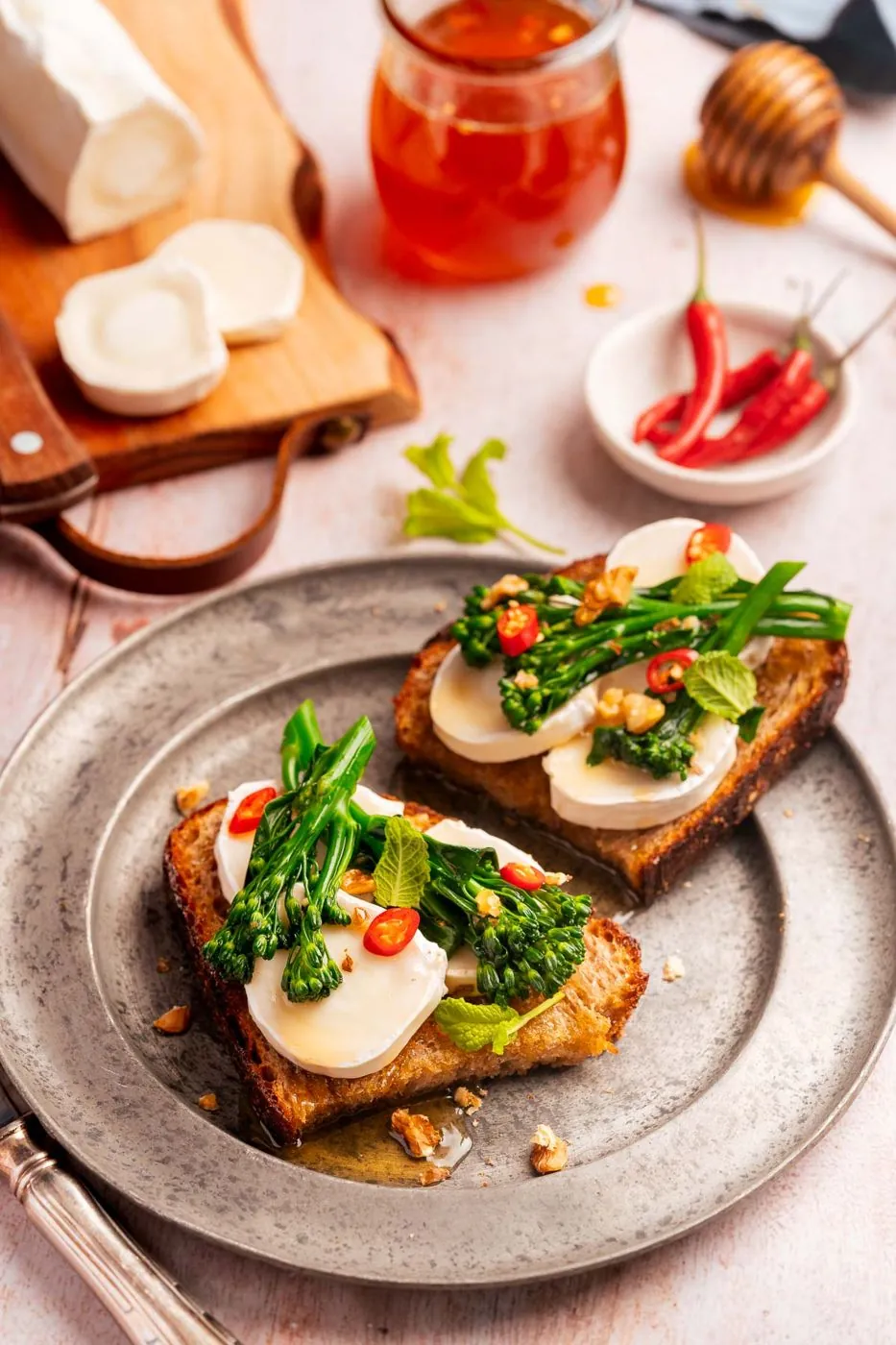 Belegte Brote mit Burrata und Brokkoli
