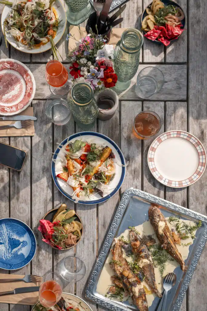 Gedeckter Tisch mit Fisch und Salaten von oben in Skagen