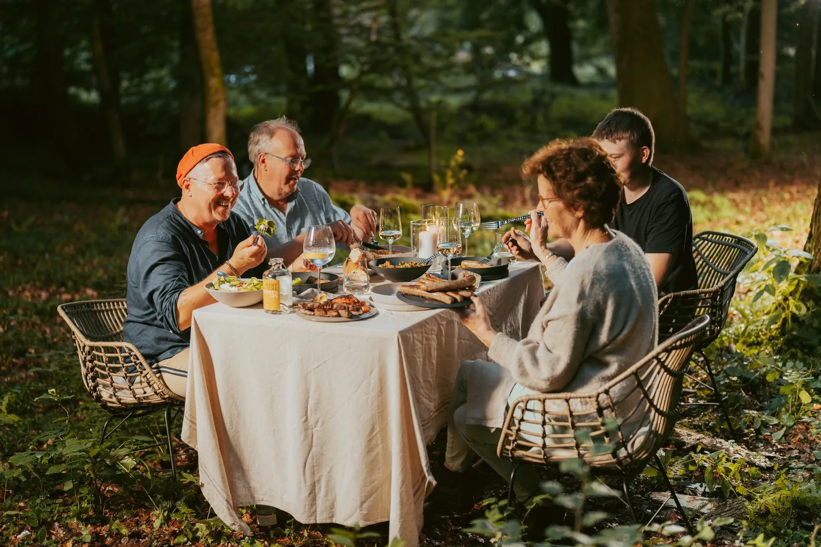 Gedeckte Tafel im Wald mit vier Gästen