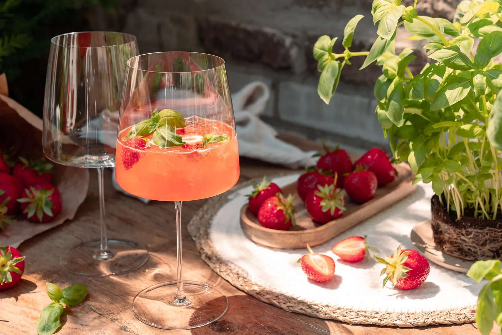 Erdbeer-Spritz in Weingläsern von Zwiesel mit Basilikum