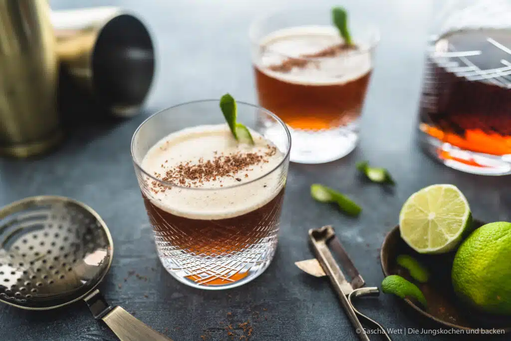 Kaffeedrink im Tumbler mit Limette