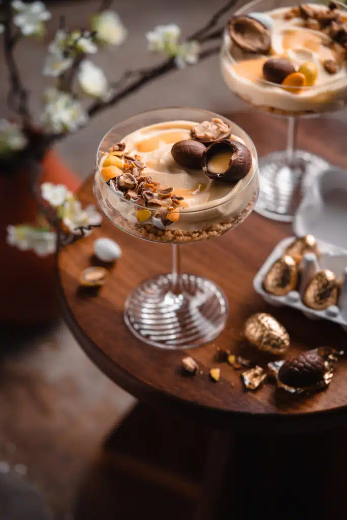 Eierlikör-Cheesecake im Glas mit Nüssen