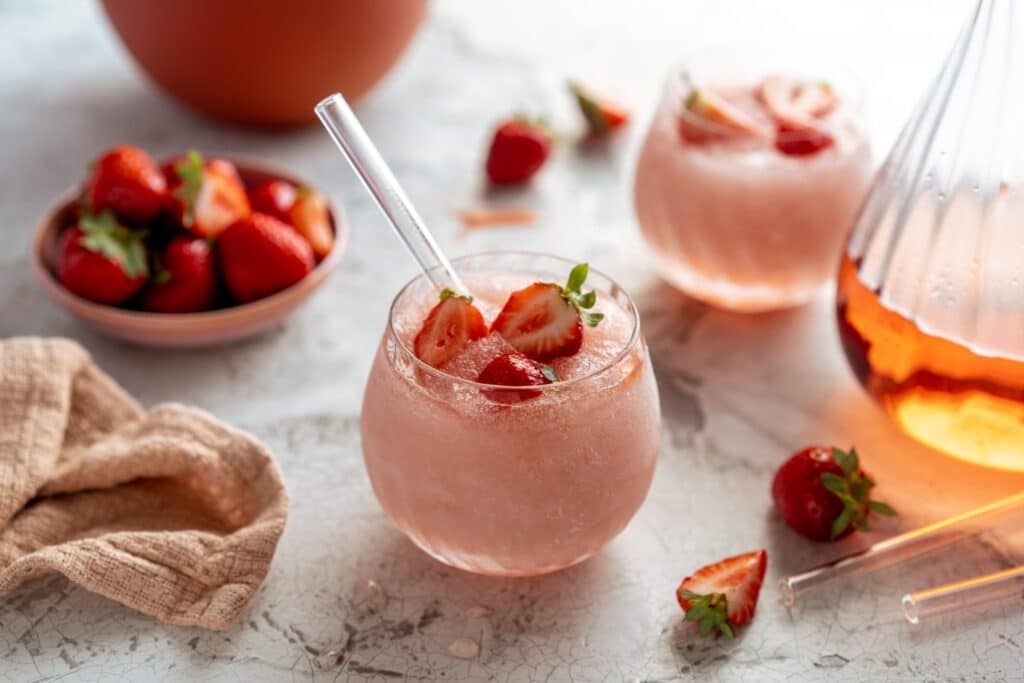 Frosé mit Erdbeeren in Gläsern