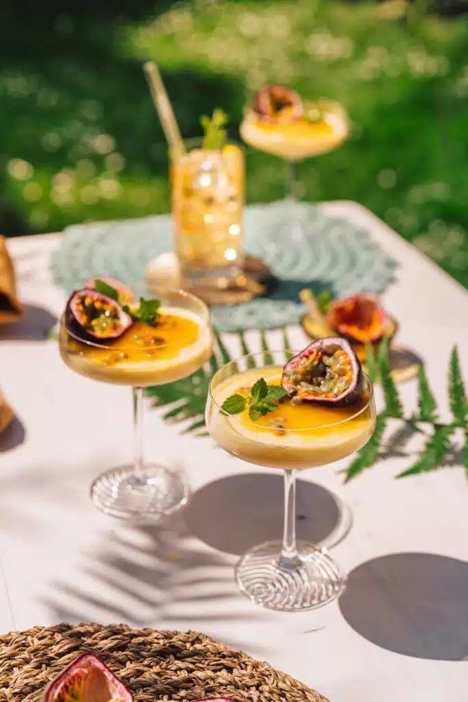 Tapiokapudding mit Passionsfrucht in Stielgläsern im Garten