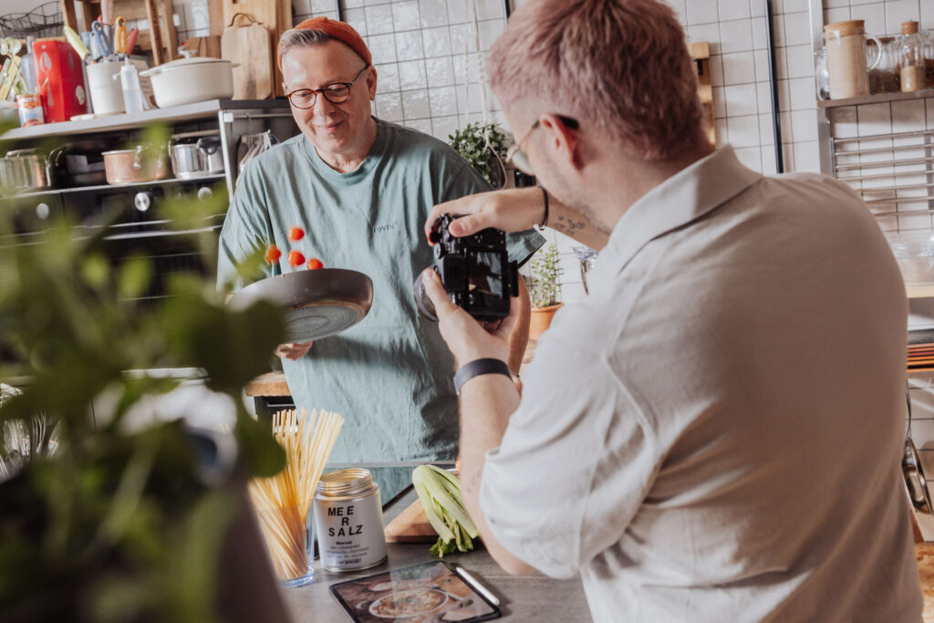 Food-Videodreh im Oma Lore Foodstudio mit Kamera und Lichtsituation Food-Videodreh im Oma Lore Foodstudio mit Kamera und Lichtsituation